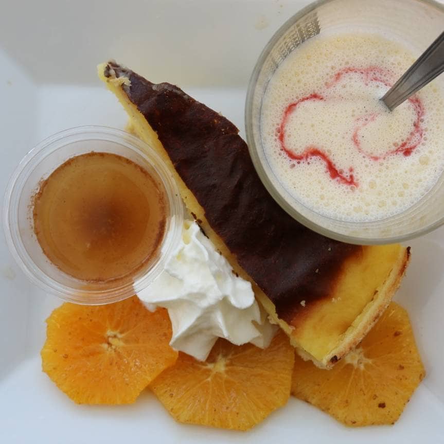 Flan maison, oranges marinées, sirop kirsch épices
              accompagné de son milk-shake vanille et de cannelle